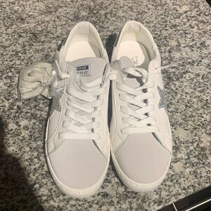 NEW VINTAGE HAVANA Carla Fashion Sneaker White Silver Foil Star Womens Size 9
